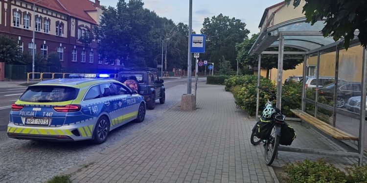 Potrącenie rowerzystki na oznakowanym przejeździe 1 zdj. KPP w Giżycku