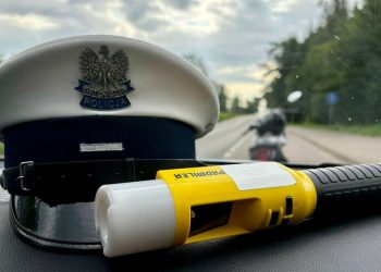 Pijany i bez uprawnień. W gminie Kowale Oleckie wpadł kierowca VW 2 zdj. KPP w Olecku alkomat policja pijany