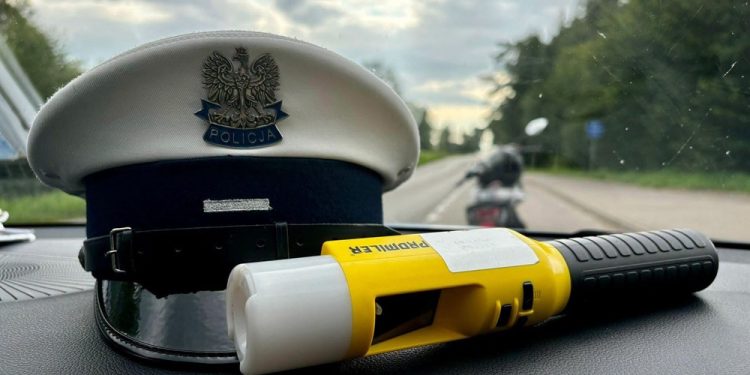 zdj. KPP w Olecku alkomat policja pijany