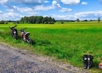 Zderzenie dwóch motocykli. Jednym z nich kierował 12-latek. Rannego chłopca zabrał śmigłowiec 2 zdj. KPP w Piszu