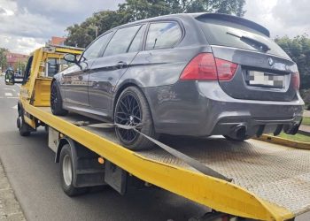 Wystarczyło jedno spojrzenie. Policjant rozpoznał za kierownicą BMW 20-latka bez uprawnień 2 zdj. KPP w Węgorzewie