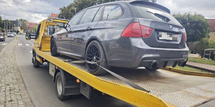 Wystarczyło jedno spojrzenie. Policjant rozpoznał za kierownicą BMW 20-latka bez uprawnień 1 zdj. KPP w Węgorzewie