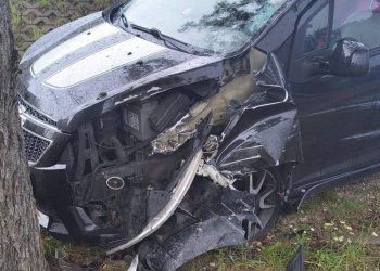 Choć wyglądało groźnie, to skończyło się tylko uszkodzeniem auta 2 zdj. KPP w Węgorzewie