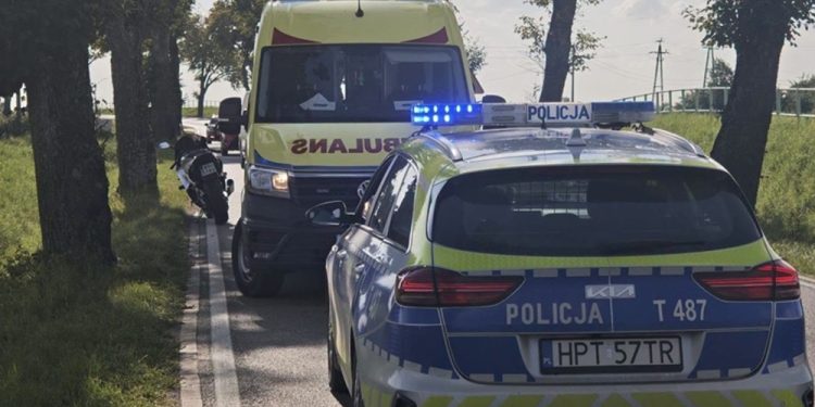 Motocyklista uderzył w drzewo. Chciał uniknąć zderzenia z autem 1 zdj. KPP w Węgorzewie