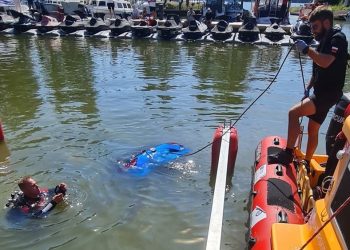 Samochód wjechał do jeziora Bełdany. Dwie osoby uratowane przez świadków 2 zdj. MOPR