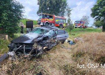 Groźny wypadek na DK63. Do zderzenia aut doszło podczas wyprzedzania kolumny pojazdów 3 zdj. OSP Miłki