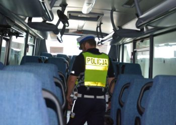 Policjanci kontrolują autobusy i przejścia przy szkołach 2 Źródło: KMP Suwałki