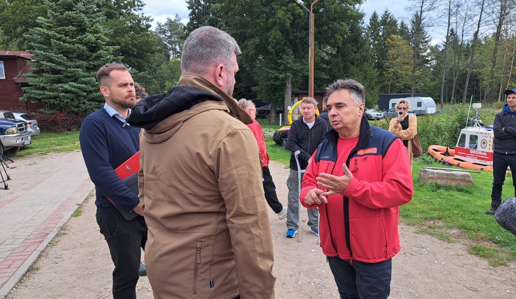 Komornik wkroczył do bazy Mazurskiej Służby Ratowniczej w Okartowie 10 20260917 103805