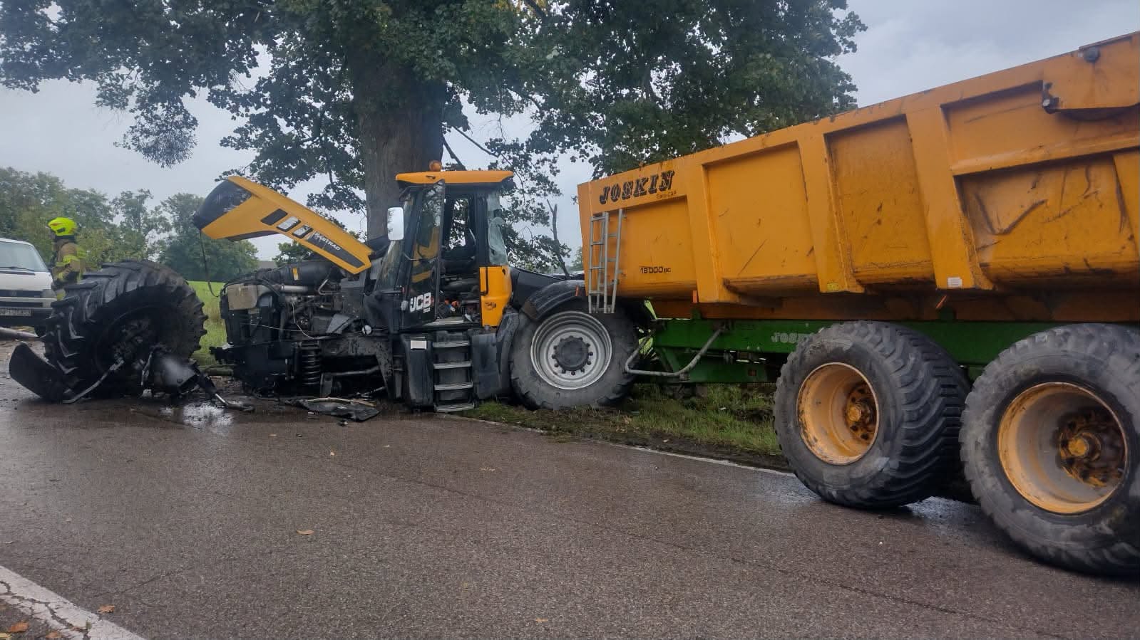 Kierujący ciągnikiem uderzył w drzewo. Droga jest zablokowana 2 813547519 3722246611259539 7028613585810592301 n
