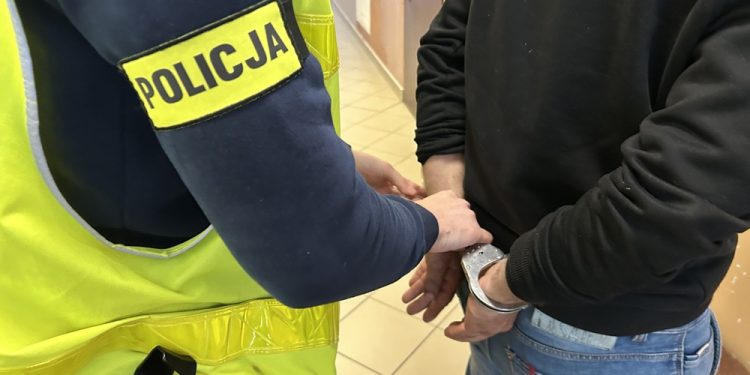 44-latek zaatakował mężczyznę. Zadał ofierze kilka ciosów nożem 1 zdj. KPP w Piszu