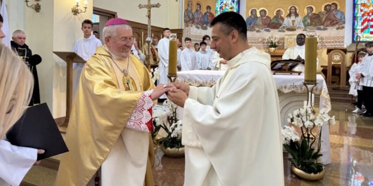 Nowy proboszcz parafii pw. Świętych Apostołów Piotra i Pawła w Suwałkach 1 Nowy proboszcz parafii pw. Swietych Apostolow Piotra i Pawla w Suwalkach 1