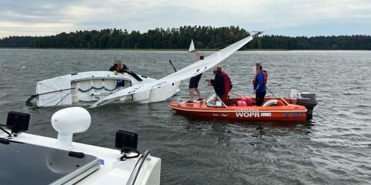 Wodniacy pomogli żeglarzom na jeziorze Wigry 1 Wodniacy pomogli zeglarzom na jeziorze Wigry