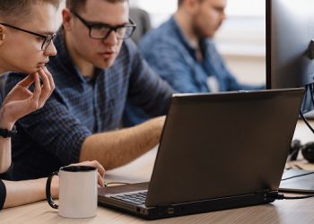 Kim możesz zostać po informatyce? 5 group young business people working office