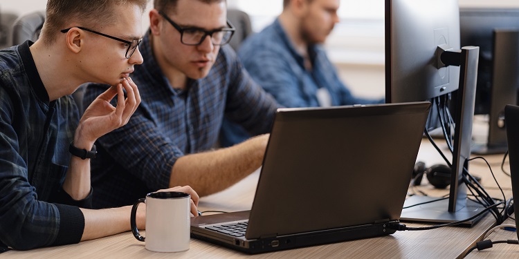 Kim możesz zostać po informatyce? 1 group young business people working office