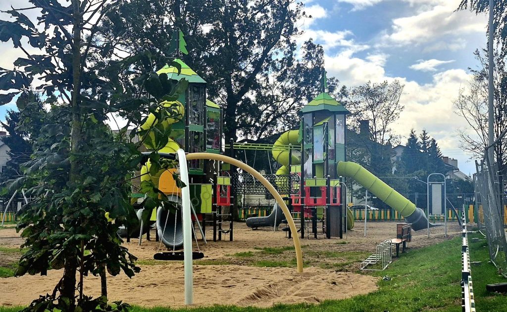 Nowy plac zabaw powstaje na Łąkach Biskupich 4 sejny1