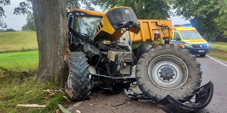 Kierujący ciągnikiem uderzył w drzewo. Droga jest zablokowana 1 zdj. KPP w Piszu