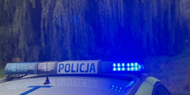 Ciało nieznanego mężczyzny na targowisku. Policja ustala okoliczności tragedii 1 zdj. KPP w Mrągowie