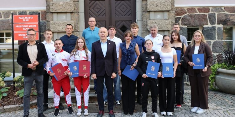 Sportowcy i ich trenerzy zostali nagrodzeni stypendiami 1 zdj. UM w Ełku