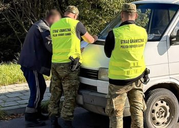 Kompletnie pijany ruszył busem po alkohol. Został zatrzymany przez patrol SG 2 zdj. W-MOSG