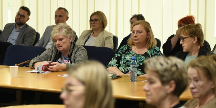 Spotkanie poświęcone bezpieczeństwu dzieci 1 012
