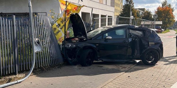 Wyprzedzał dwa auta. Uderzył w ogrodzenie 1 Fot. KPP Ełk