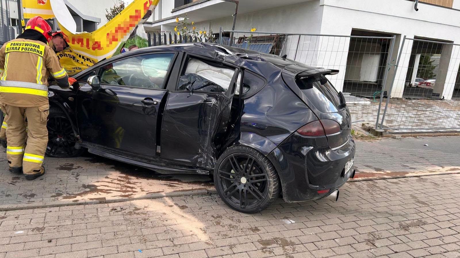 Wyprzedzał dwa auta. Uderzył w ogrodzenie 2 2ok