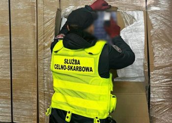420 tys. paczek papierosow na granicy