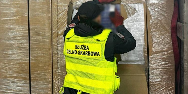 420 tys. paczek papierosow na granicy