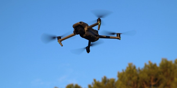 DJI Agras w nowoczesnym rolnictwie – jak dron rewolucjonizuje opryski i nawożenie upraw? 1 DJI Agras