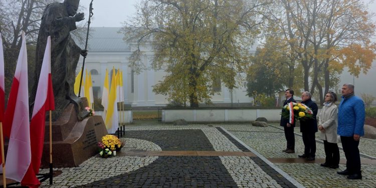Suwałki uczciły pamięć św. Jana Pawła II i bł. ks. Jerzego Popiełuszki 1 OBCHODY DNIA PAPIESKIEGO