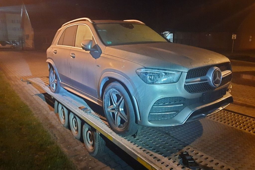 Skradziony Mercedes za 300 tysięcy - auto odzyskała Straż Graniczna 1 POSG
