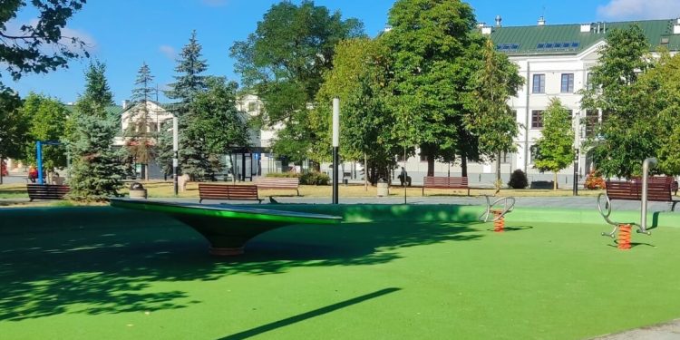 Bezpieczne place zabaw i siłownie plenerowe w Suwałkach 1 Plac Zabaw Konopnickiej Fot. ZDiZ