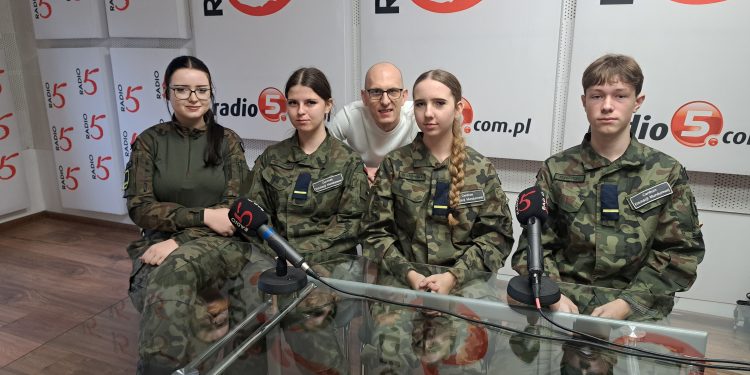 Wyjątkowa lekcja patriotyzmu. Porządkują bezimienne groby 1 Fot. Radio 5