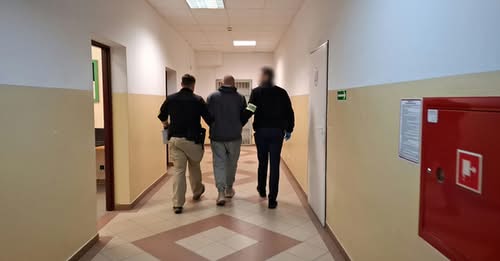 Rozbój z użyciem noża, kradzież samochodu i paliwa. Dwie osoby zatrzymane 1 Fot. KPP Giżycko