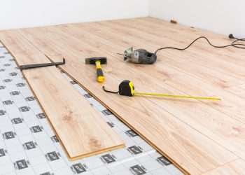Współczynnik U i klasa RC – na co zwrócić uwagę przy zakupie drzwi wejściowych? 2 Instalation of new wooden floor at home