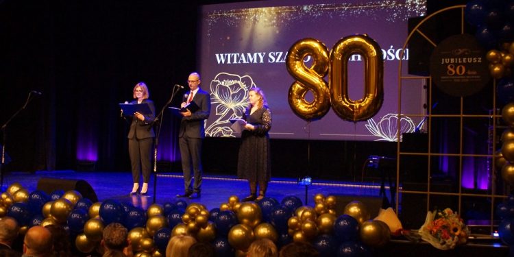 80-lecie Szkoły Podstawowej nr 2 w Ełku 1 Jubileusz 80-lecia świętowała Szkoła Podstawowa nr 2 im. Danuty Siedzikówny „Inki” w Ełku, fot. Radio 5