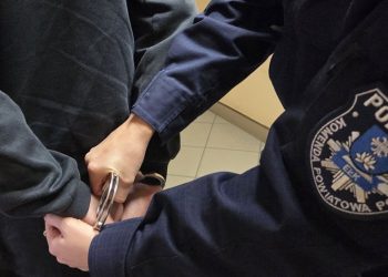 To miał być żart. Nastolatkowie grożący w sieci atakami na uczniów i szkołę usłyszeli zarzuty 11 zdj. KPP w Ełku