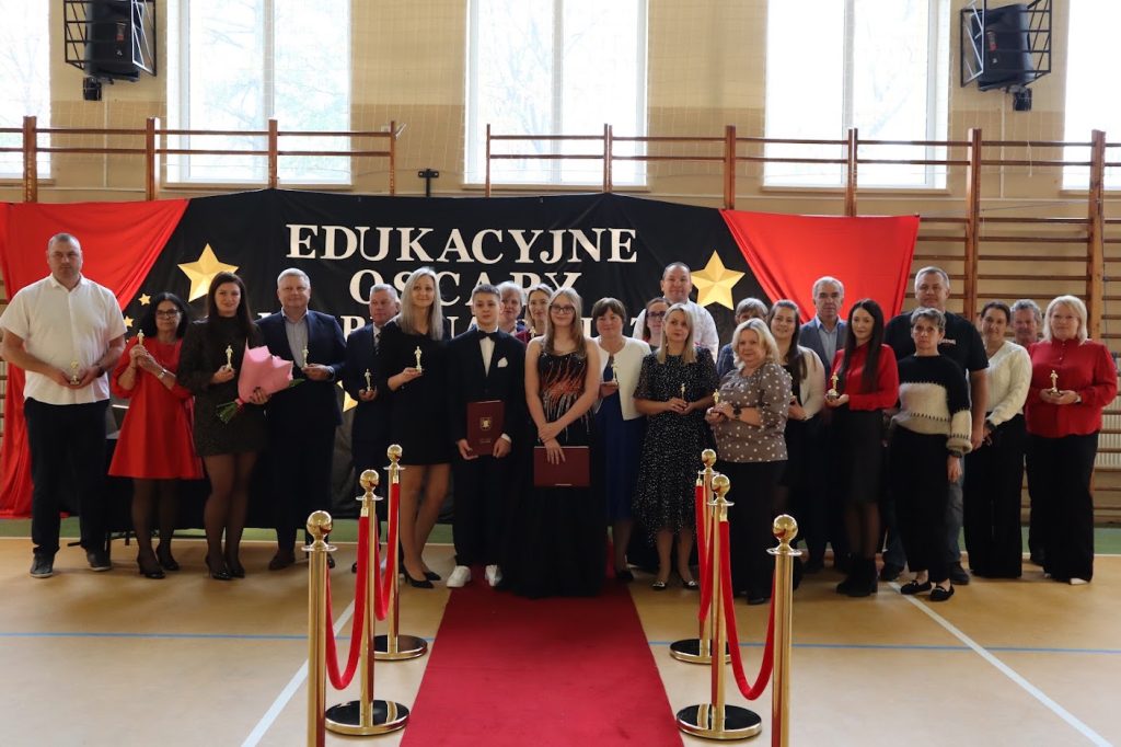 Edukacyjne Oskary w Kaletniku. Nauczyciele i pracownicy szkoły zostali wyróżnieni 10 SP Kaletnik