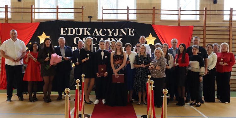 Edukacyjne Oskary w Kaletniku. Nauczyciele i pracownicy szkoły zostali wyróżnieni 1 SP Kaletnik