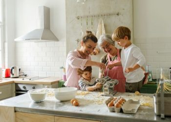 Gotowanie z maluchem bez stresu. Jak bezpiecznie zaangażować dziecko w kuchenne prace z pomocą Kitchen Helpera? 2 kitchen helper