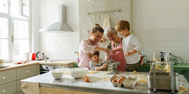 Gotowanie z maluchem bez stresu. Jak bezpiecznie zaangażować dziecko w kuchenne prace z pomocą Kitchen Helpera? 1 kitchen helper