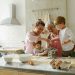 Gotowanie z maluchem bez stresu. Jak bezpiecznie zaangażować dziecko w kuchenne prace z pomocą Kitchen Helpera? 10 kitchen helper