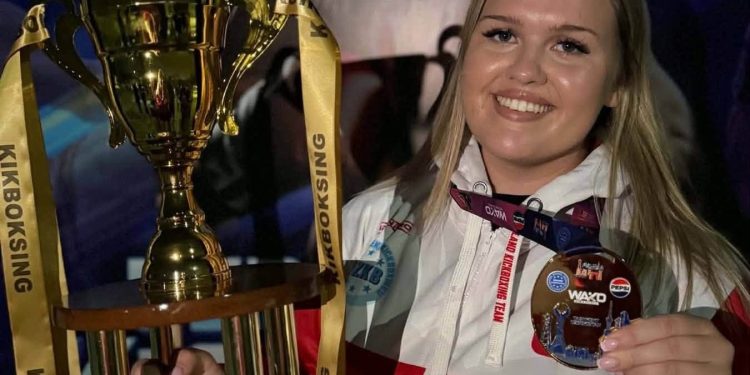 Oliwia Gajewczyk z pucharem świata 1 Thor Szkoła Walki z Ełku