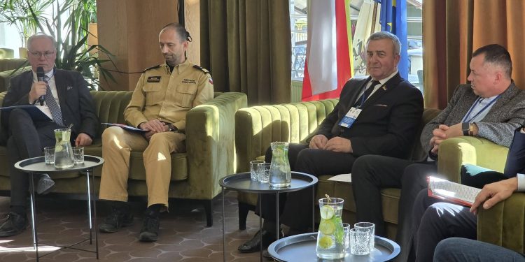 Dyskutowali o bezpieczeństwie 1 konf1