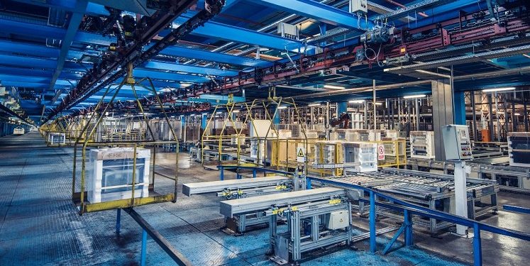 Od opakowania jednostkowego na paletę. Jak zoptymalizować końcówkę linii produkcyjnej? 1 maszyna pakujaca