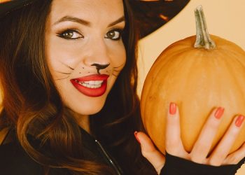 Paznokcie na Halloween: pomysły na kolory, wzory i wykonanie krok po kroku 2 paznokcie na halloween