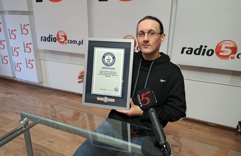 Ponad ćwierć miliona zgięć papieru i jest rekord Guinnessa 1 pitr crop