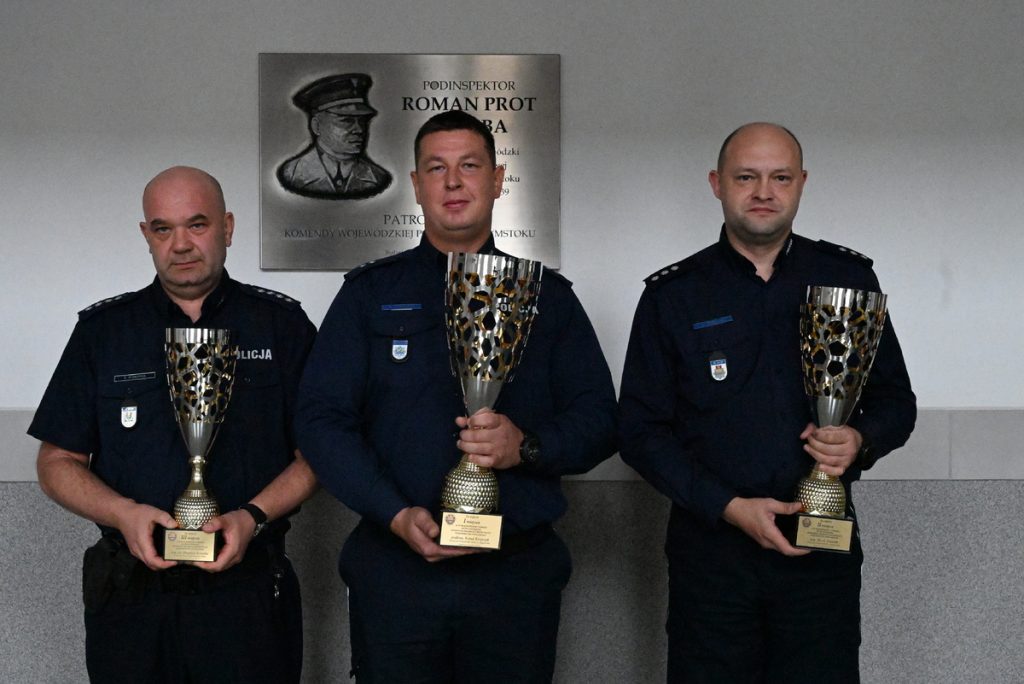 Augustowski policjant najlepszym dyżurnym podlaskiej policji 1 policja