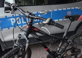 Pijany uciekał rowerem ze skradzionym alkoholem. 24-latek musiał słono zapłacić 3 zdj. KPP w Ełku