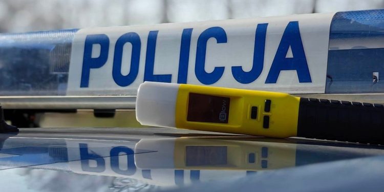 Pijana zjechała z trasy i uderzyła w słup. Policję zawiadomili świadkowie 1 zdj. KPP w Grajewie
